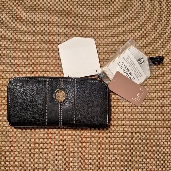 b.o.c Black Charging & RFID Wallet - Picture 2 of 15